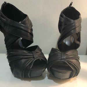 Women’s size 6.5 heels (shi)